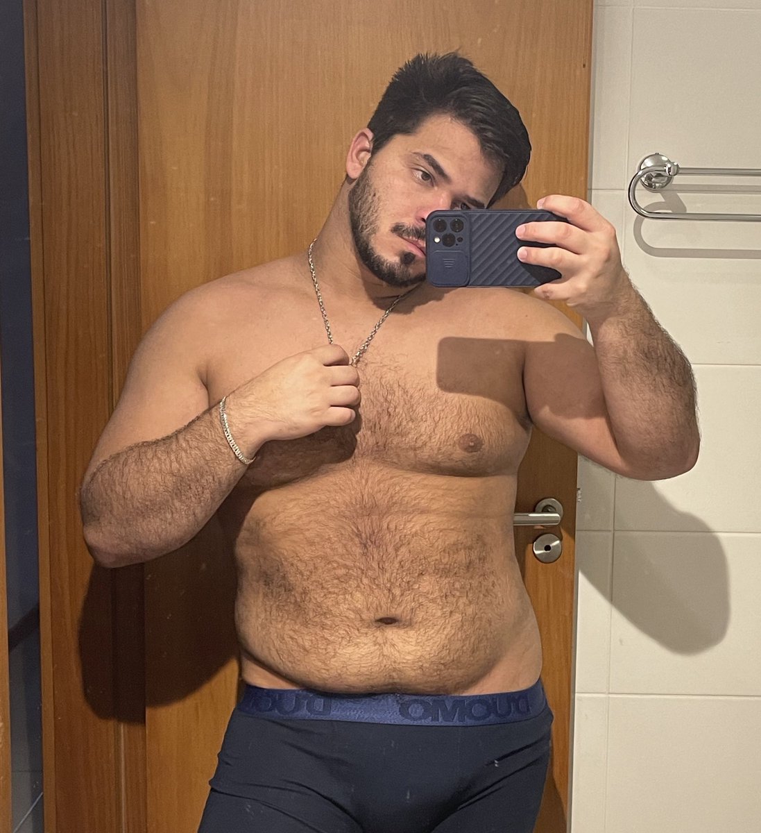 CVR_RelatosGays's tweet photo. Con un compañero de piso asi, ¿cómo no vas a estar 3 meses insistiendo hasta que baja la guardia y acepta que se la comas aunque sea hetero?

#morbogay #heterocurioso #relatogay #colegagay #empotradorhetero #machohetero #osazo #sexogay #mamadaaunhetero https://t.co/v7z8GgdA9E