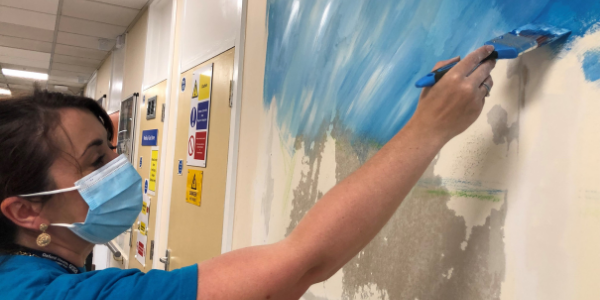 OxfordHealthNHS's tweet photo. Wall by wall #Abingdon Community Hospital is being transformed by our artists in residence, supported by @OxHealthCharity and League of Friends. This week artist @Dionnefreemana1 is creating a new mural in the reception area of #OSRU.
https://t.co/U2yQI9ebx5 https://t.co/fefJOvtdUz
