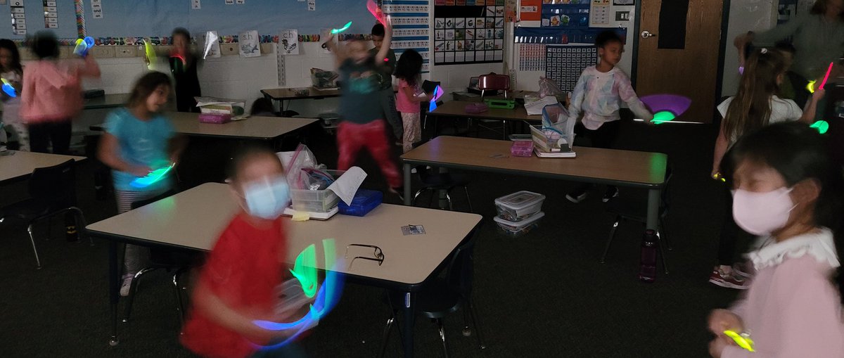 CastlesKinders's tweet photo. Ss enjoyed "D for Dance Day" with some glow in the dark fun!
@D59Byrd #D59Learns #TogetherWeCan https://t.co/pNR7bf95qN