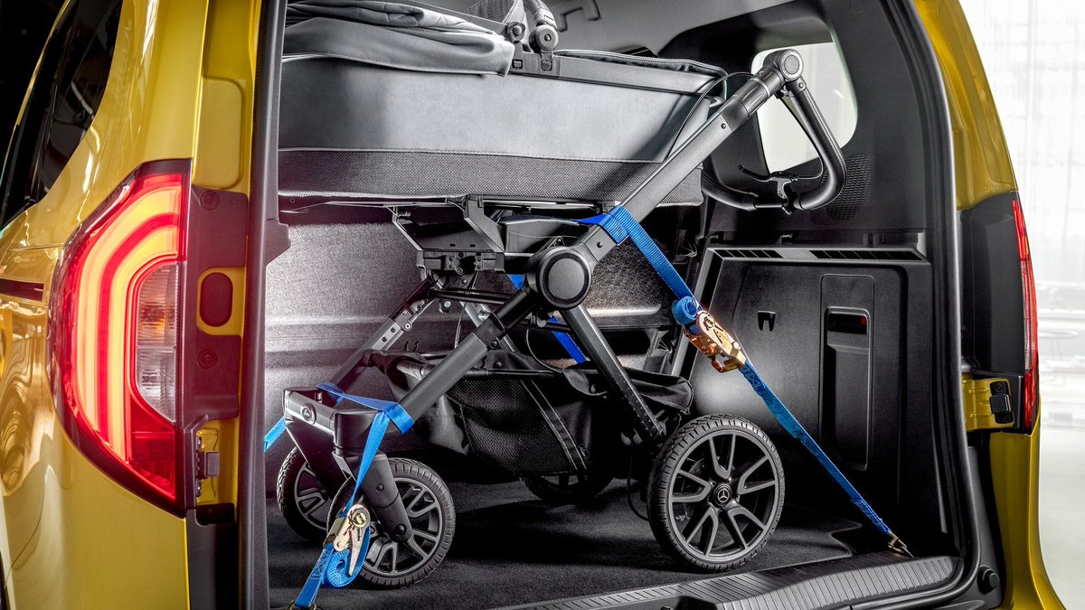 quattroruote's tweet photo. #Mercedes, svelata la #ClasseT. In vendita a partire dalla prossima estate, si può avere con motori a gasolio o a benzina, anche automatica. Aspettando l'#elettrica #EQT ---> https://t.co/RUrRQydhYW https://t.co/iDBUCd8DG8