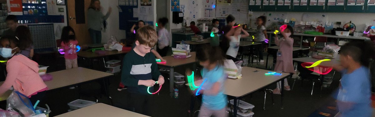 CastlesKinders's tweet photo. Ss enjoyed "D for Dance Day" with some glow in the dark fun!
@D59Byrd #D59Learns #TogetherWeCan https://t.co/pNR7bf95qN