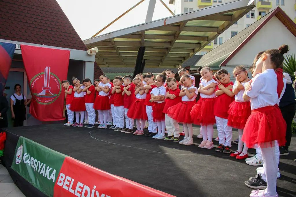 Belediyemize bağlı anaokullarında eğitim gören öğrencilerimiz, 23 Nisan Ulusal Egemenlik ve Çocuk Bayramını birbirinden renkli gösterilerle kutladı. Öğrencilerimizin, öğretmenleriyle hazırladıkları müzik, dans ve ritim gösterilerini aileleriyle birlikte izledik;