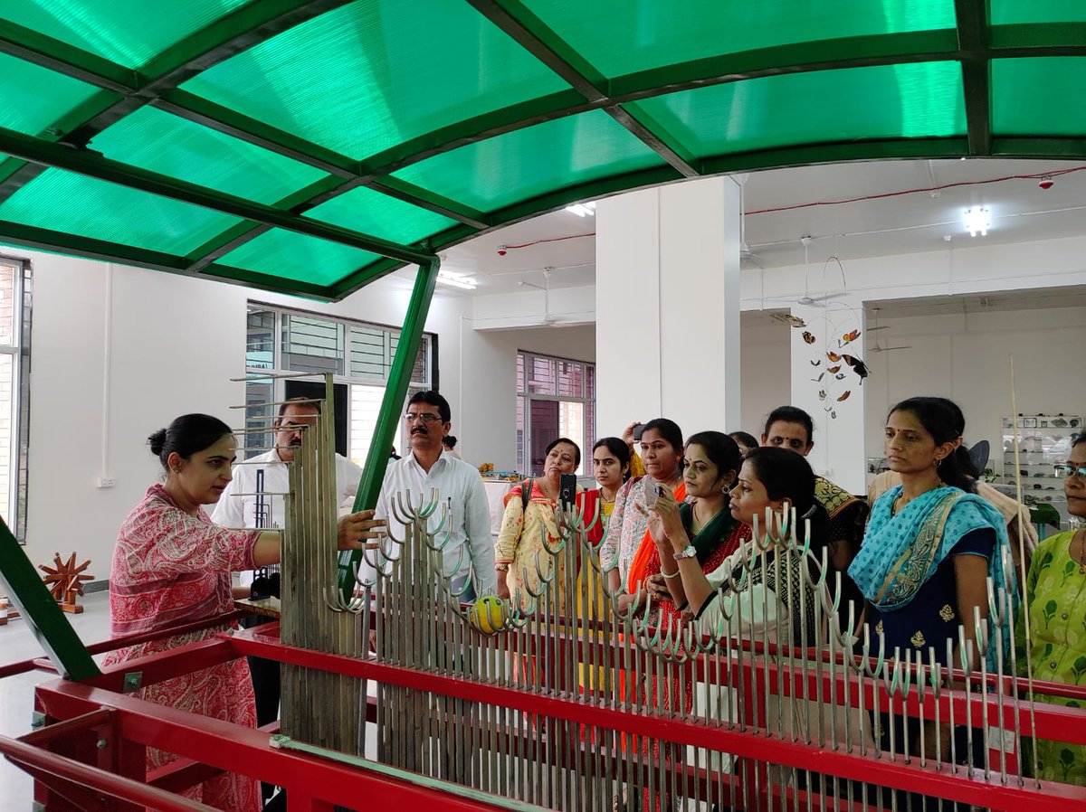 ClusterPune's tweet photo. Hands_on #STEM #TeachersTraining Workshop - #Day2
Simple and fun experiments to visualize various scientific principles (#electomagnetism #Longitudinalwaves, #Dynamo)
#inquiry/ #Constructivist_teaching #ExperentialLearning
#HighSchoolScience
@PrinSciAdvOff @priya_nagaraj1 https://t.co/h5Y7NCMxnk