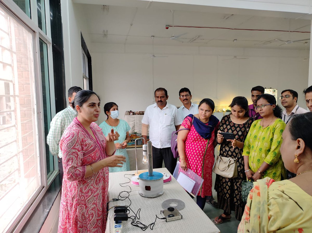 ClusterPune's tweet photo. Hands_on #STEM #TeachersTraining Workshop - #Day2
Simple and fun experiments to visualize various scientific principles (#electomagnetism #Longitudinalwaves, #Dynamo)
#inquiry/ #Constructivist_teaching #ExperentialLearning
#HighSchoolScience
@PrinSciAdvOff @priya_nagaraj1 https://t.co/h5Y7NCMxnk