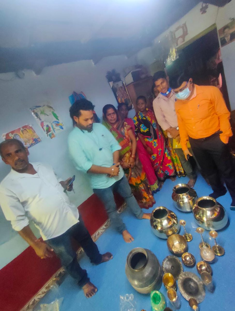 DM_Gajapati's tweet photo. Sri Dillip Kumar Maharana,  Sub-Collector Paralakhemundi visited Khandava GP under Kashinagar block and supervised Brass and Bell Metal work of Sri Mahalaxmi SHG  and Pisciculture Cluster by Sivani Shakti SHG. @CMO_Odisha @mission_shakti https://t.co/3pa4Py1MXL