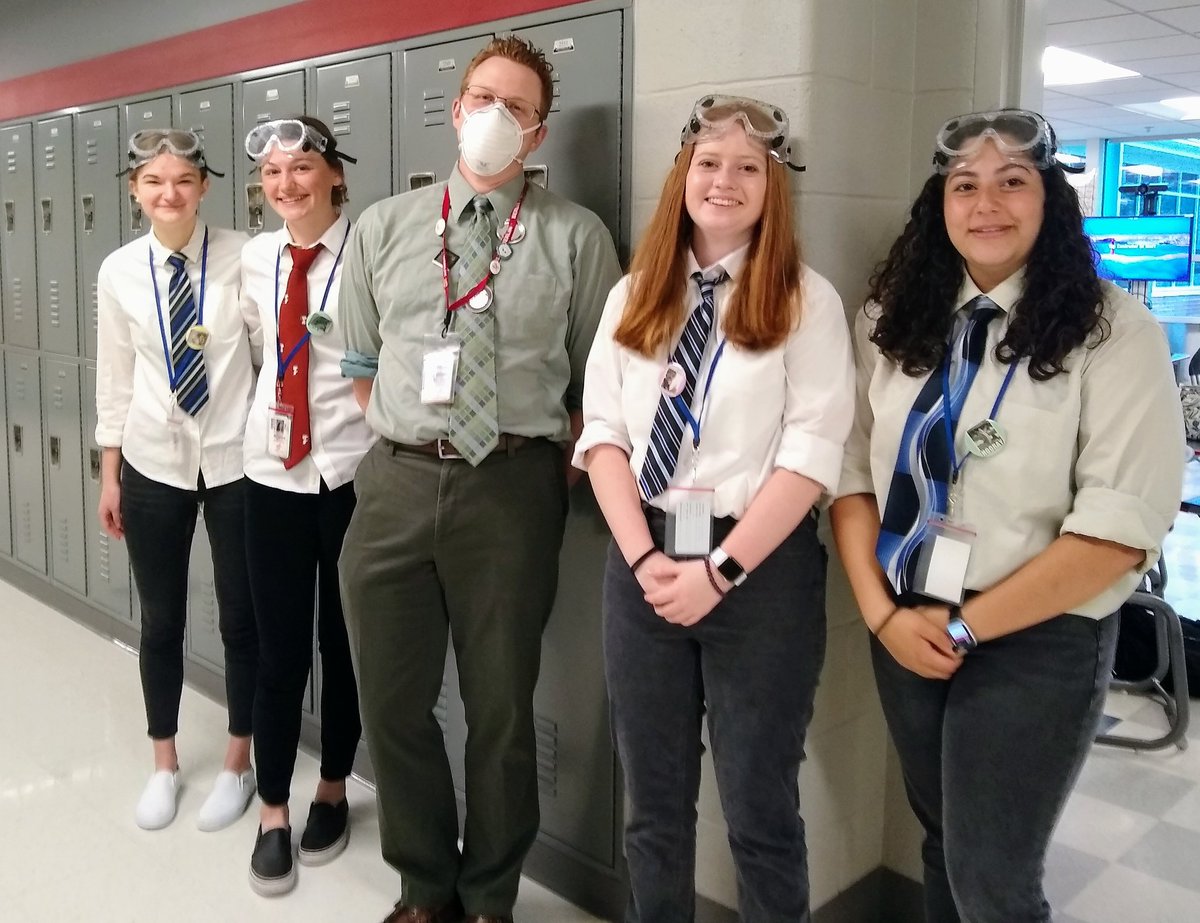rufusXI's tweet photo. These four #APChem @uconnece #WomenInStem rolled up their sleeves as their potential future selves for Spirit Week @BHS_Berlin_CT 

I'm delighted to have the opportunity to inspire chemistry educators &amp; innovators of the future!  #RedcoatPride #BerlinPurpose https://t.co/0Td2CFAzzB
