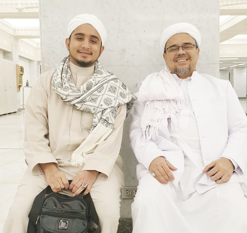 Dhyndha_'s tweet photo. “Pejuang tak mencari kemenangan tapi juga tak menawarkan kekalahan”

Yang masih Istiqomah bersama Habib Rizieq Syihab,  sila ❤🔁 https://t.co/ZhZH9t697w