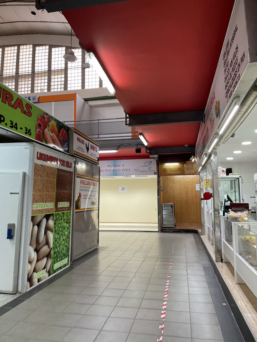 jorgeBluBlu555's tweet photo. Mercado de altavista !! Foto hecha por mi está mañana mientras hacía la compra !!! Una pena como lo tienen !! Muchos puestos vacíos !!! Una segunda planta en desuso y una sensación de abandono por parte del ayuntamiento !!! Pero claro, esto no es mesa y López 🙄 https://t.co/ukqsS1J2TA