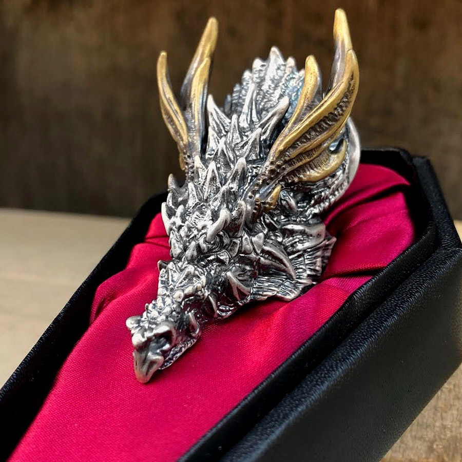 STRANGE_FREAK's tweet photo. レギュラーモデルのドラゴンリング
「ゴルドマーグ」#SFDR137
表情のいかつさと、角のディテールがポイント。
真鍮という異種金属との組み合わせ。
100グラムを超える おバカリング。
角のはめ込み、ロウ付けが高難度・・・
https://t.co/QgJ71415MT
#ドラゴンリング #DRAGON @SILVER_GEEKS https://t.co/dCngORSwra