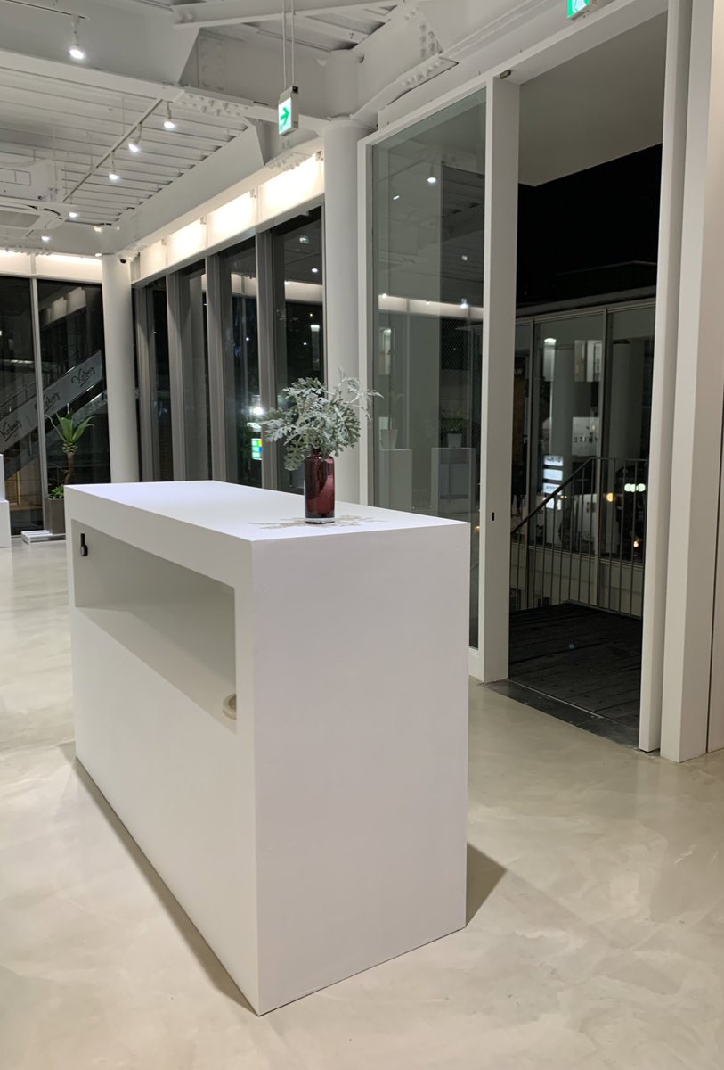MilGallery's tweet photo. 受付用カウンターは高めにつくりました🦒 https://t.co/6kg3qos9tb
