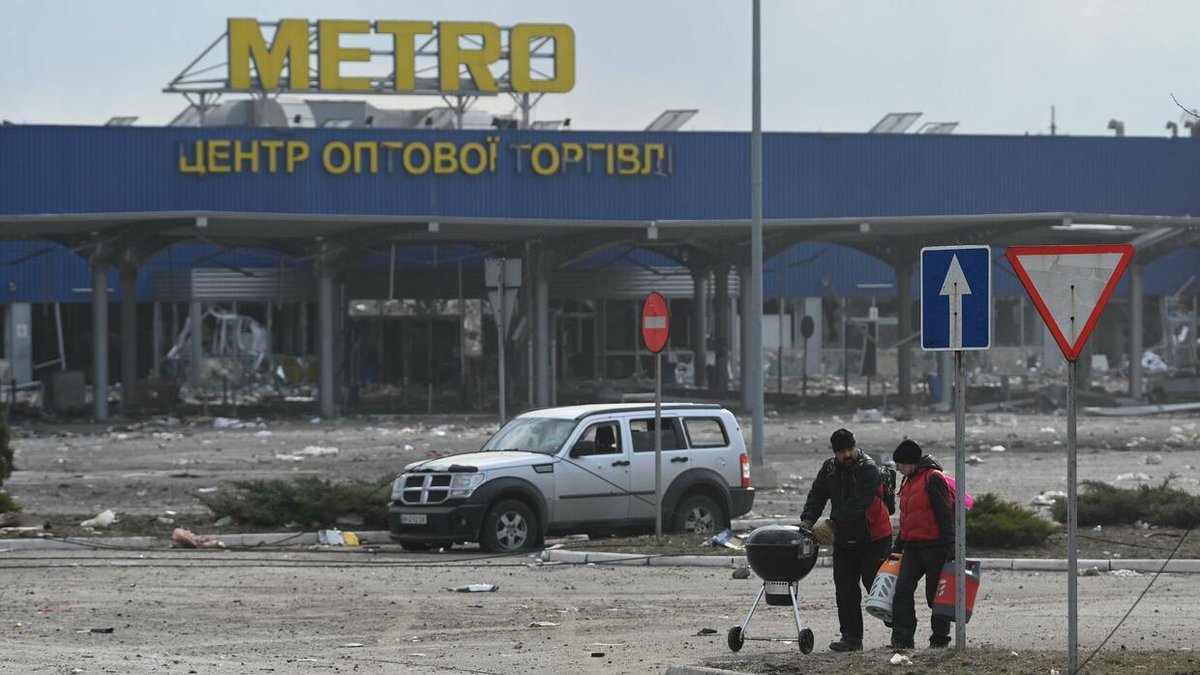 wiwo's tweet photo. Trotz des Kriegs hält #Metro an den Großhandelsmärkten in der #Ukraine fest. Die ukrainische Metro-CEO erklärt, was bei Raketenangriffen zu tun ist und wie sie damit umgeht, dass Metro am russischen Markt festhält. @METRO_DE https://t.co/iaXO2KSXs1 https://t.co/yX9GR6ipsQ