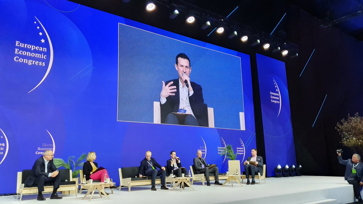 CMOInsiderPL's tweet photo. Trwa @EECKatowice W panelu o marketingowi przyszłości, wystąpił między innymi @PiotrPietka, CEO Publicis Groupe Polska, Ukraine &amp; Baltics, który mówił min. o budowaniu wartości marek, z wykorzystaniem strategicznie zaplanowanych procesów analitycznych #EKG2022 #EEC2022 https://t.co/ePKweyjURX