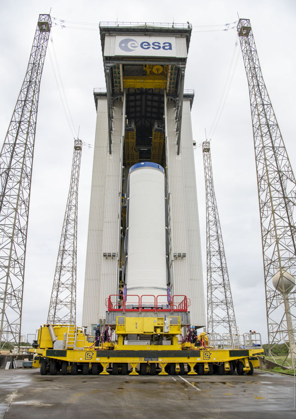 vega_sts's tweet image. Launcher integration underway for inaugural #VegaC flight #VV21 with #LARES2: #P120C first stage in the gantry and ready for #Z40 second stage of @esa’s uprated light rocket: solid fuel power! @EuropeSpacePort @esa @Avio_Group @ASI_spazio @ESA_Italia bit.ly/3LhZ45r
