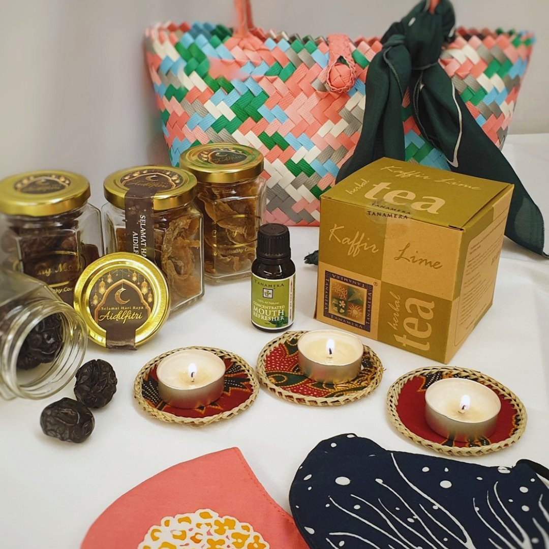 jadibatek's tweet photo. Jadi Batek has collaborated with Loving Mart to come up with these premium and meaningful Raya hampers filled with Batik products, Tanamera products and snack goodies.
Message us now if you would like to order this LIMITED EDITION Raya hamper 💚
#rayagiftset  #rayagiftideas #raya https://t.co/GH88mqfE6z
