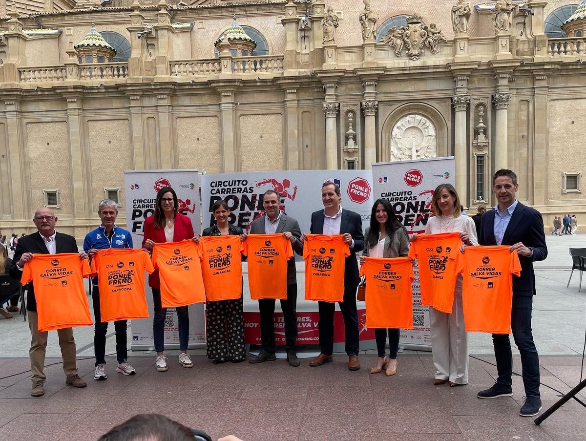 delbarrero's tweet photo. Presentación @CarrerasPF de Zaragoza. Una prueba más que sumamos a la carrera de #100pieseventos y esperamos que os guste. Domingo 8 de mayo desde la Plaza del Pilar! @FundacionAXA https://t.co/NAfG5a4Zsb