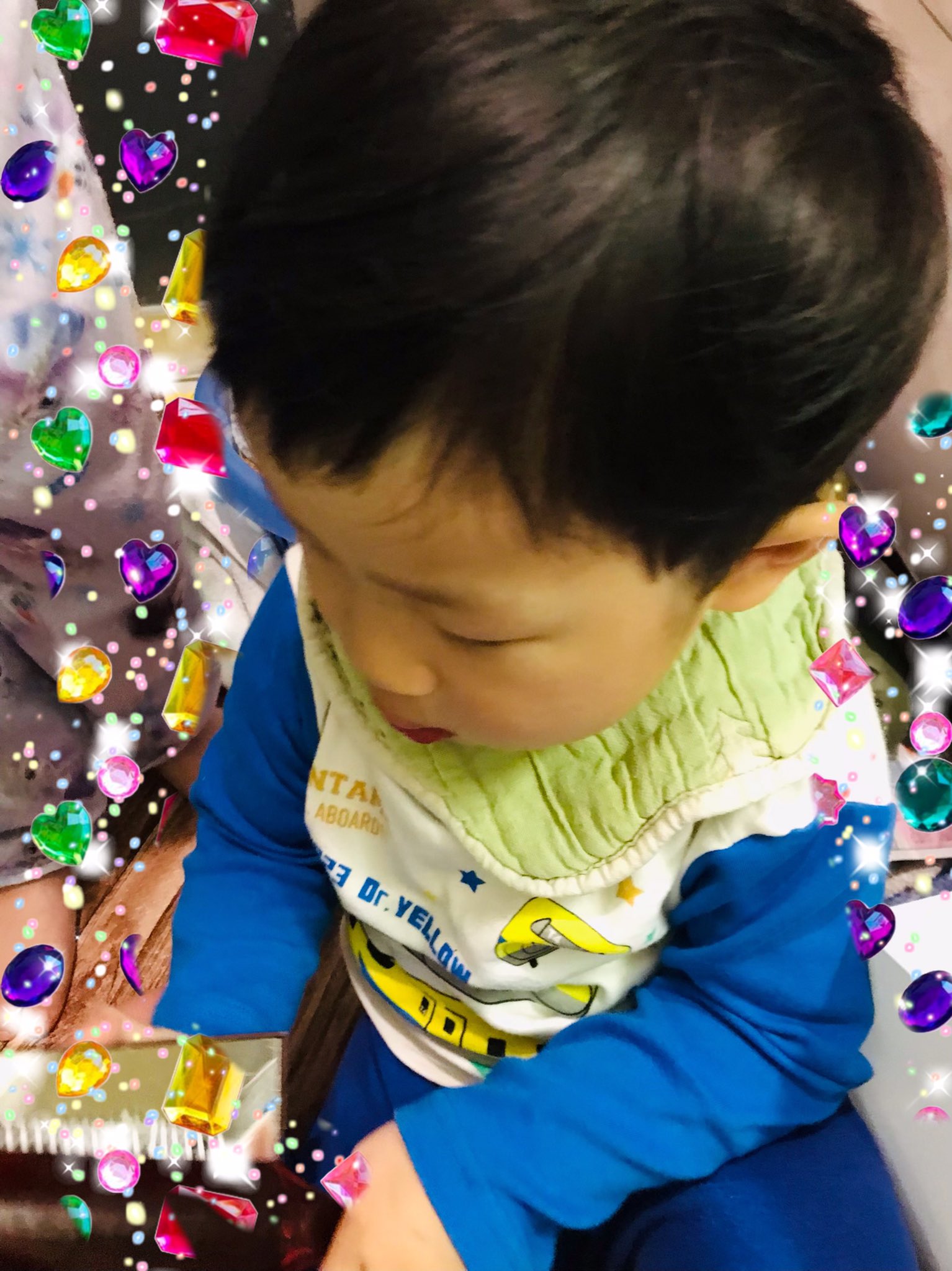 えりのあ デイサービス管理者 ママシンガーソングライター ママの前髪を切るついでに 5歳の前髪カットし ついでに2歳のヘア カットもやってサッパリ 今回は バリカン使わなかったので ハサミとスキバサミで バックは刈り上げ風にしました セルフ