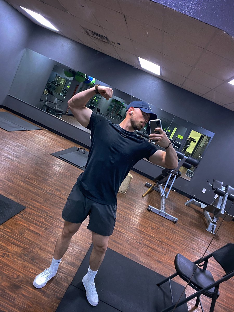 garrettgainz's tweet photo. PUSHDAY *could cause nasty pumps*
Bench - 4x8
Pec deck - 4x10
Incline dumbbell press - 4x8
French press - 4x8
Tricep kick back - 3x12 (each arm)
Bench dips - 4xAMRAP
Classic pushups - 4xAMRAP
#lmbr https://t.co/S0qawtDihs