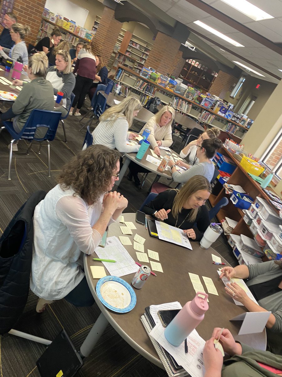 Amy_Andersen_'s tweet image. After reading professional text, teachers shared what it looks like and sounds like when students know they have agency (voice, choice, &amp;amp; ownership) over their learning &amp;amp; behavior.The teachers even articulated their own opportunities for agency in their learning! #agency #cvpyp