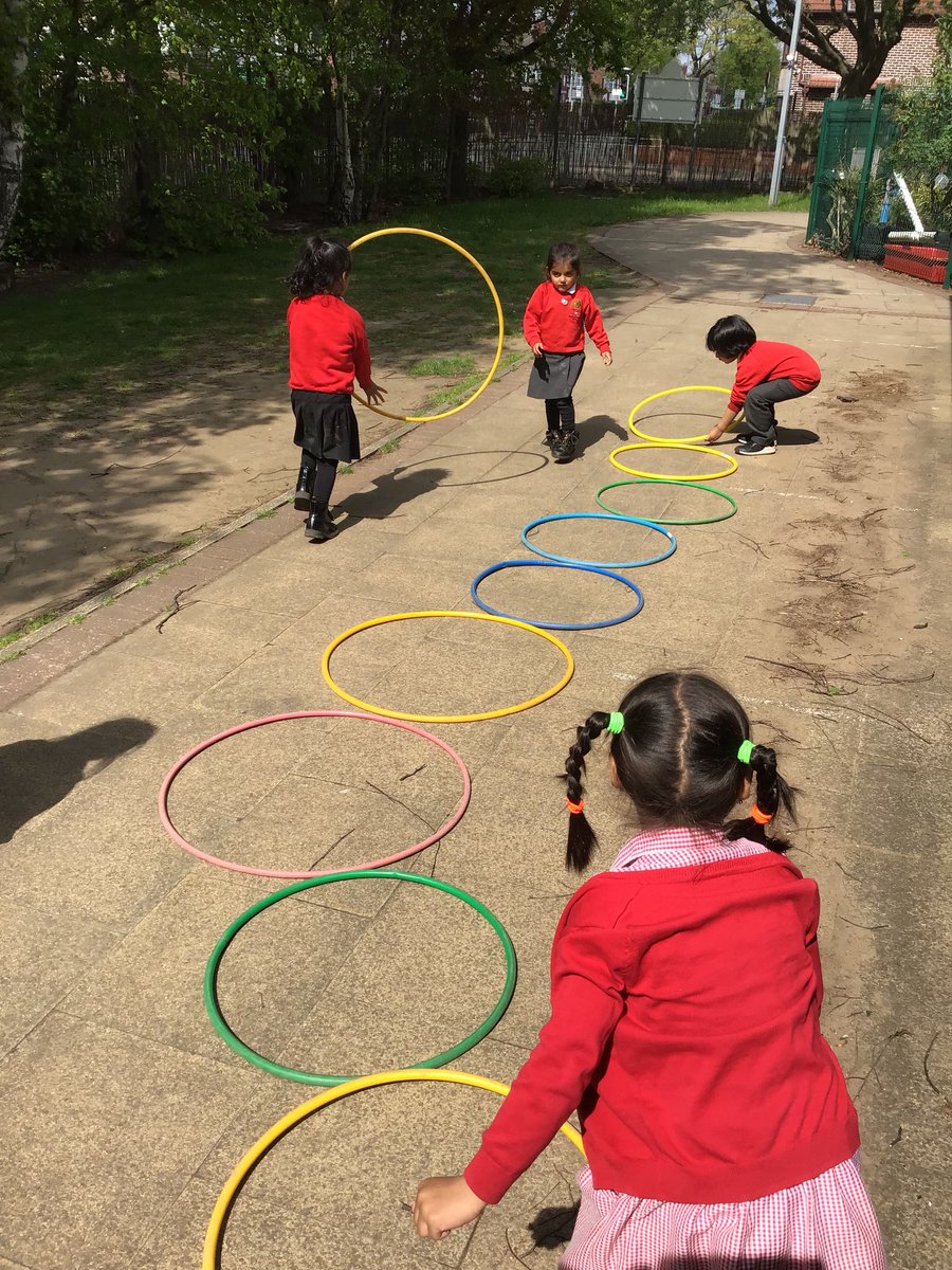 MissChick14's tweet photo. We had to solve a problem, how could we make a caterpillar with hoops and chalk? Blue group worked as a team, they put the hoops into a row and drew hundreds of legs! They then counted the hoops, we had 10! @NurseryBirchPS @BirchfieldsPS https://t.co/RfZK8OKemy