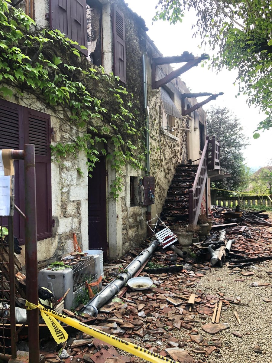 LamySinistre's tweet photo. 🔥 Un #incendie s'est déclaré dans la nuit du 24 avril, à #Groslée-Saint-Benoît, tout près de #Lyon. 

Heureusement, il n'y a pas de blessé ! Les deux occupants vont être #relogés.

Nous étions présents ce matin sur place afin de constater les #dégâts.🙌 https://t.co/GPwNldSnXc