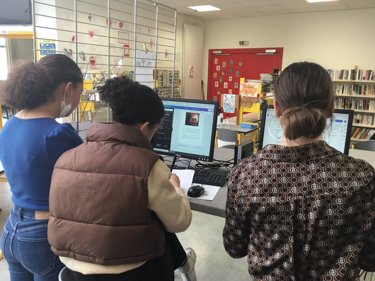 PGoasguen's tweet photo. Dernière étape du projet « Anthologie poétique » en seconde 2, 3 et 4 : mise en page des recueils. Atelier avec Cécile Le Menn, (Instagram @comandgo29). #SFND #Lesneven #CDI #francais #poesie #profdoc @SFND_Lesneven https://t.co/VuiLGveeUT