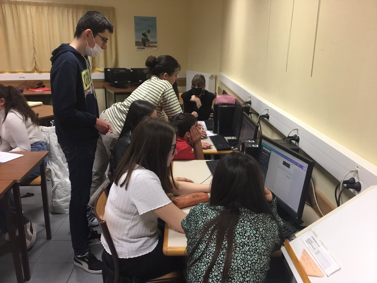 PGoasguen's tweet photo. Dernière étape du projet « Anthologie poétique » en seconde 2, 3 et 4 : mise en page des recueils. Atelier avec Cécile Le Menn, (Instagram @comandgo29). #SFND #Lesneven #CDI #francais #poesie #profdoc @SFND_Lesneven https://t.co/VuiLGveeUT