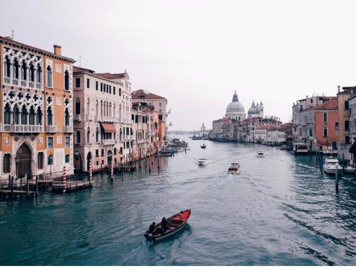 ictBusinessIT's tweet photo. A #Venezia il progetto #Venywhere punta ad attrarre professionisti italiani e stranieri, offrendo spazi di #coworking (in edifici di pregio storico e architettonico) e servizi ricettivi. Coinvolti nell'iniziativa anche @CiscoItalia e @hfarmspa.

➡️https://t.co/iIkUSm5o2Y https://t.co/NiIQqnk24d