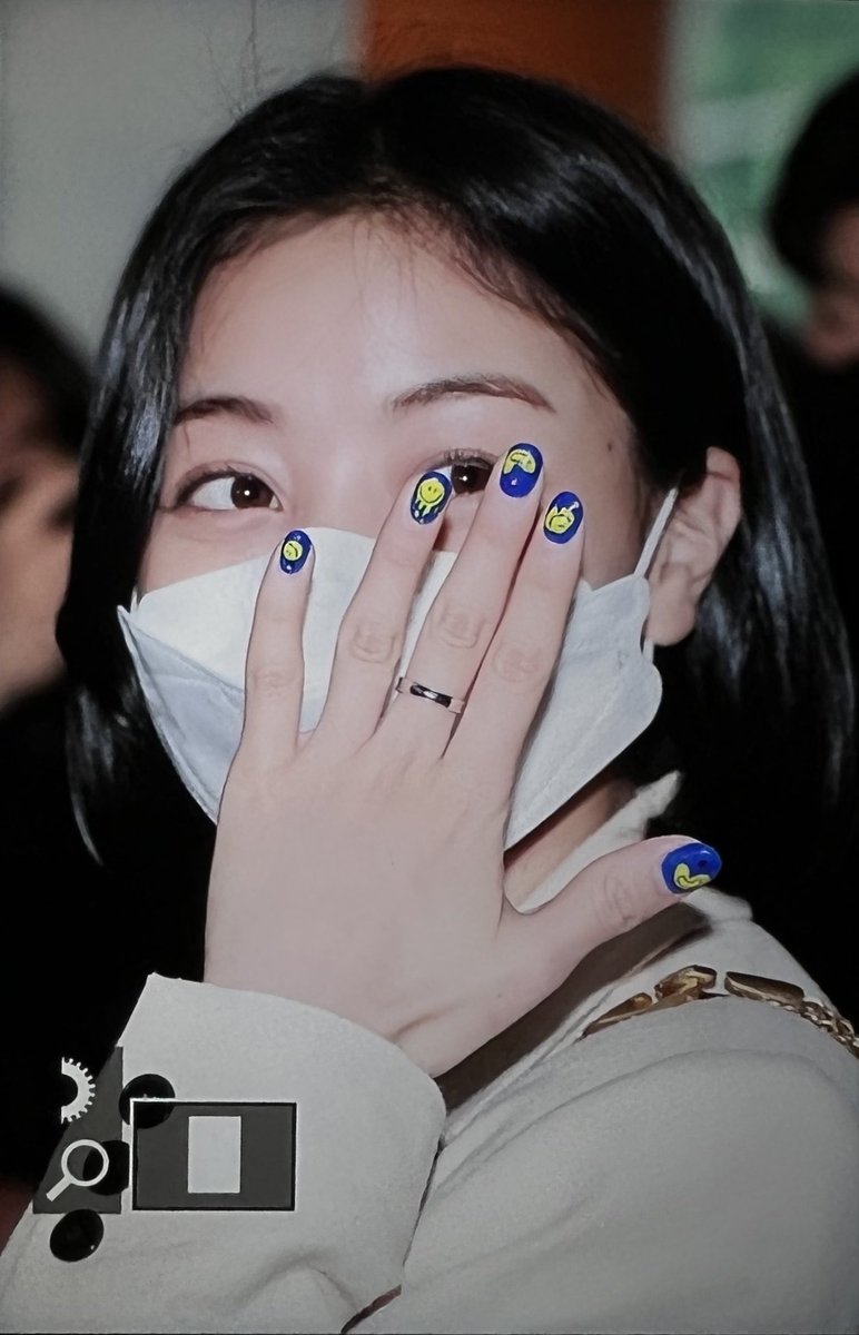 cactusjihyo's tweet photo. she’s showing off her smiley nails 🥹 https://t.co/xNXWgAxE20
