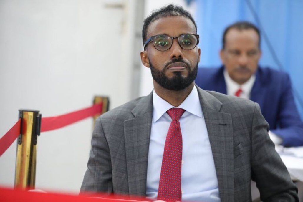 AliShacbaan's tweet photo. Sharaf weyn ayey ii tahay inay Sanatarada Sharafta leh ee Aqalka Sare ii doorteen Ku-xigeenka Koowaad ee Guddoomiyaha Senate-ka. Waxaan ballanqaadayaa in aan waajibaadkayga u gudan doonno si hufan oo daacadnimo leh. 

Horumarka dallkeena &amp; dadkeena waa ahmideyda kowaad. #Somalia https://t.co/cWnU78rEpF
