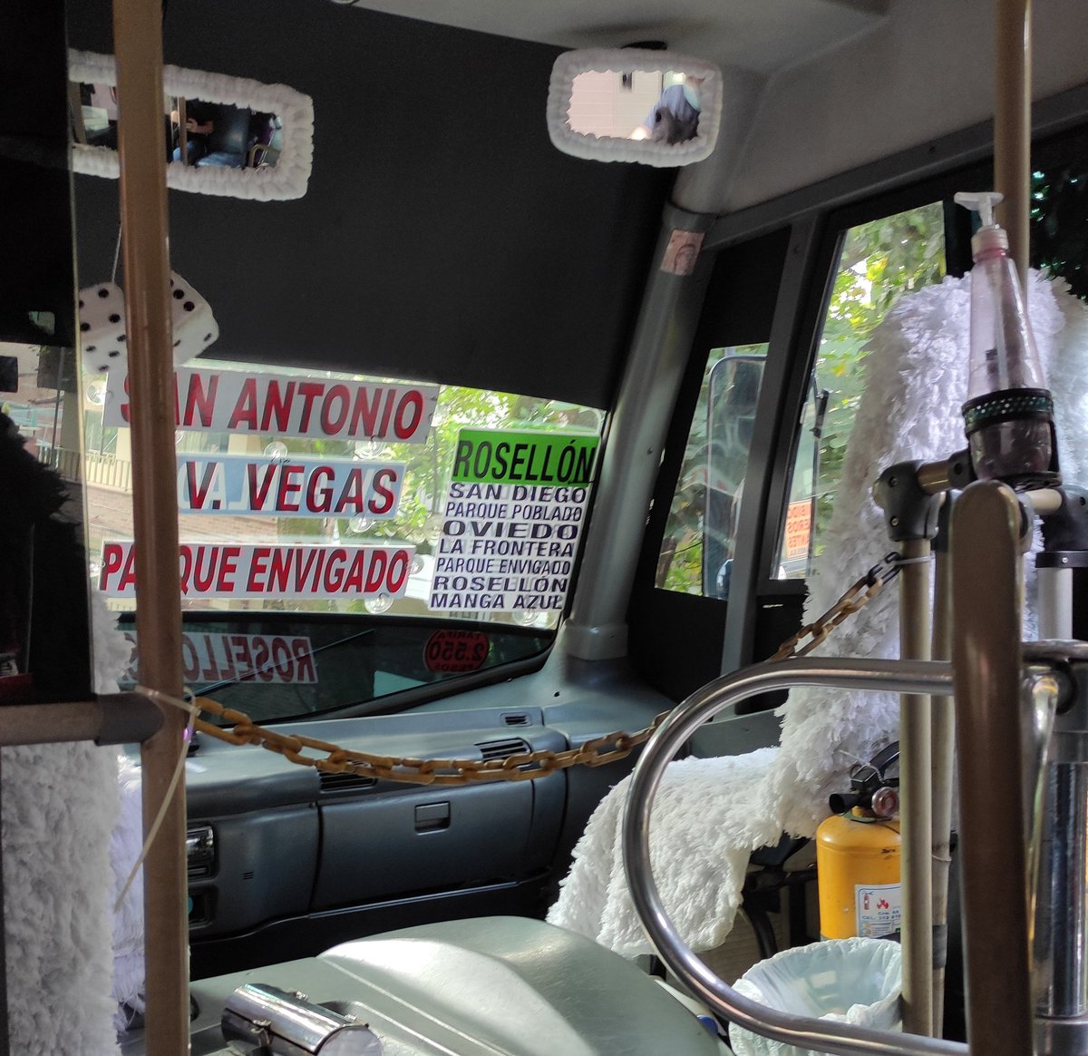 Jamesestiven's tweet photo. Este carro tiene ambientador de fresa, el mismo que utilizaba mi papá en su bus. Con el olor vuelvo a sentirme niño, a verme a su lado cobrando el pasaje y devolviendo monedas. Los pies me colgaban de la silla, y en mi pequeñez me sentía inmenso recorriendo Medellín. https://t.co/b4VnnIBGXl