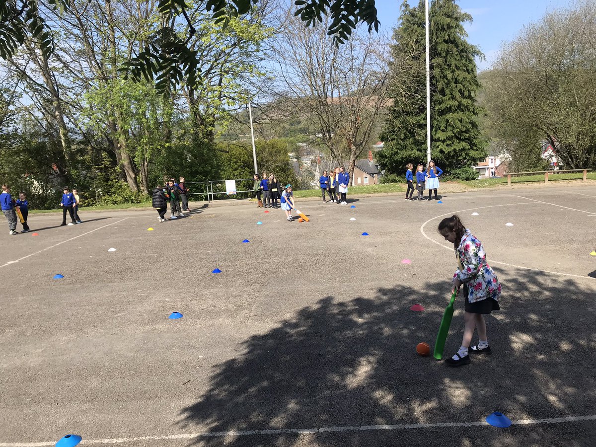 @YsgolCystennin and Ysgol babanod this morning children enjoyed some batting drills in their @Chance2Shine programmes. Some great promise shown by the pupils @CricketWales