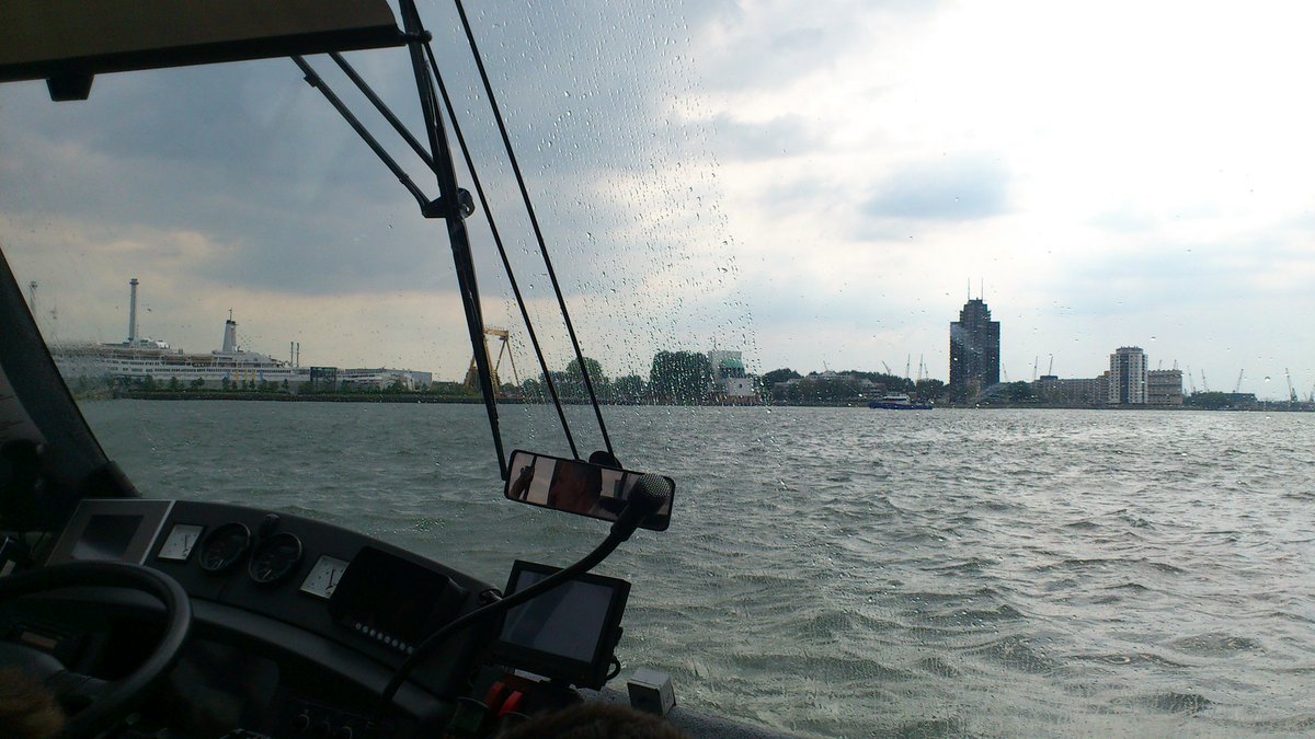 Neurogeschwader's tweet photo. Heute vor 8 Jahren hab ich eine #Splashtour in Rotterdam gemacht. Man steigt in einen #Amphibienbus für eine kleine Stadtrundfahrt, die dann mit einem "Tauchgang" in der Maas endet. Sehenswürdigkeiten Mal anders! https://t.co/BTmXcEtWxc
