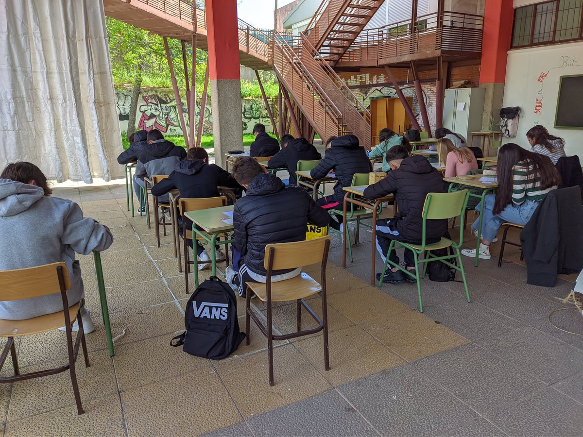 blancanamero's tweet photo. Volvemos al patio #OpenLabFray para simular una entrevista de selección de personal, sin mascarilla. Espacios de todos, escuela desechada en  @iesfrayluis https://t.co/ePAWKKW9cO