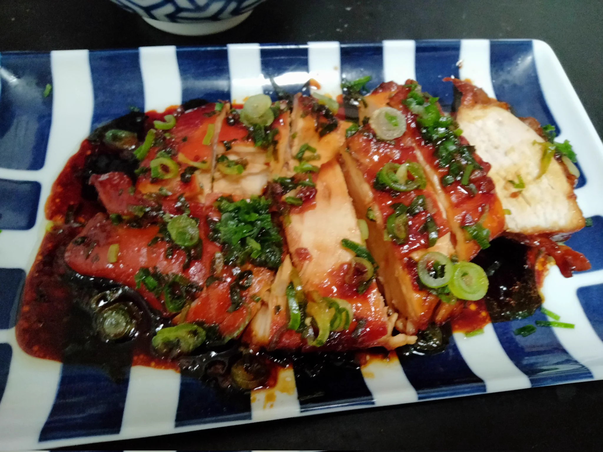 今日の夕飯〜
柔らか処理して冷凍してた鶏むねをこのレシピで鶏むねチャーシューにしてみたよ〜！
ウンメェ〜！  