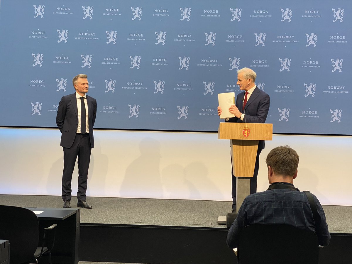 Koronakommisjonens leder Egil Madsen overleverte i dag del 2 av kommisjonens rapport til <a href="/jonasgahrstore/">Jonas Gahr Støre</a>. Med det er to år som kommisjonsmedlem over. Et svært interessant, lærerikt og krevende arbeid. Tusen takk til et helt fantastisk sekretariat! #koronakommisjonen