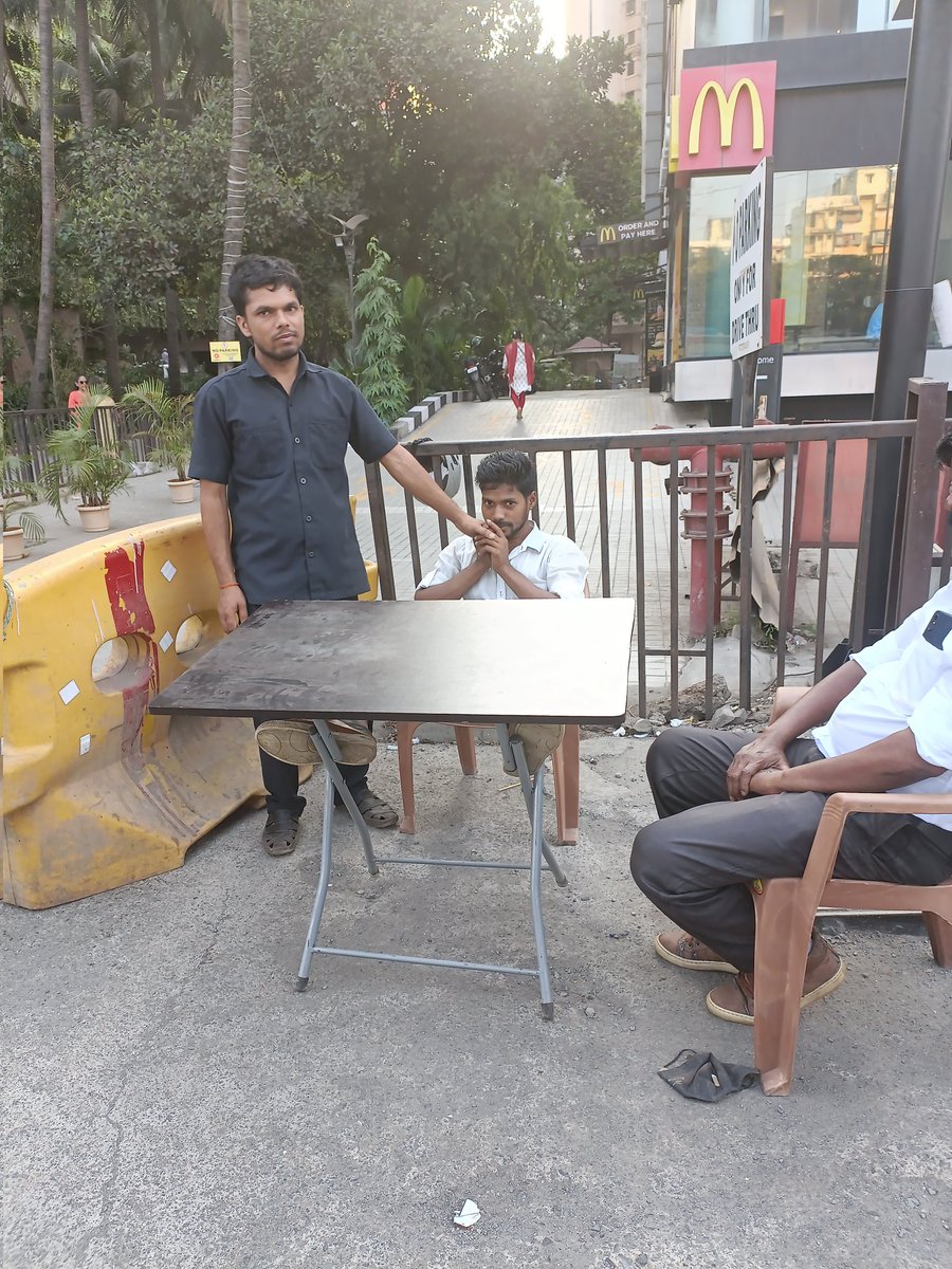 boilanda1's tweet photo. Footpath blocked by #hubmall security by parking two Wheeler and table for Velvet parking person pls take action @sanjayp_1 @MTPHereToHelp @MumbaiPolice @mybmcRoads @mybmc @mybmcWardPS https://t.co/VDtrbGkgI2
