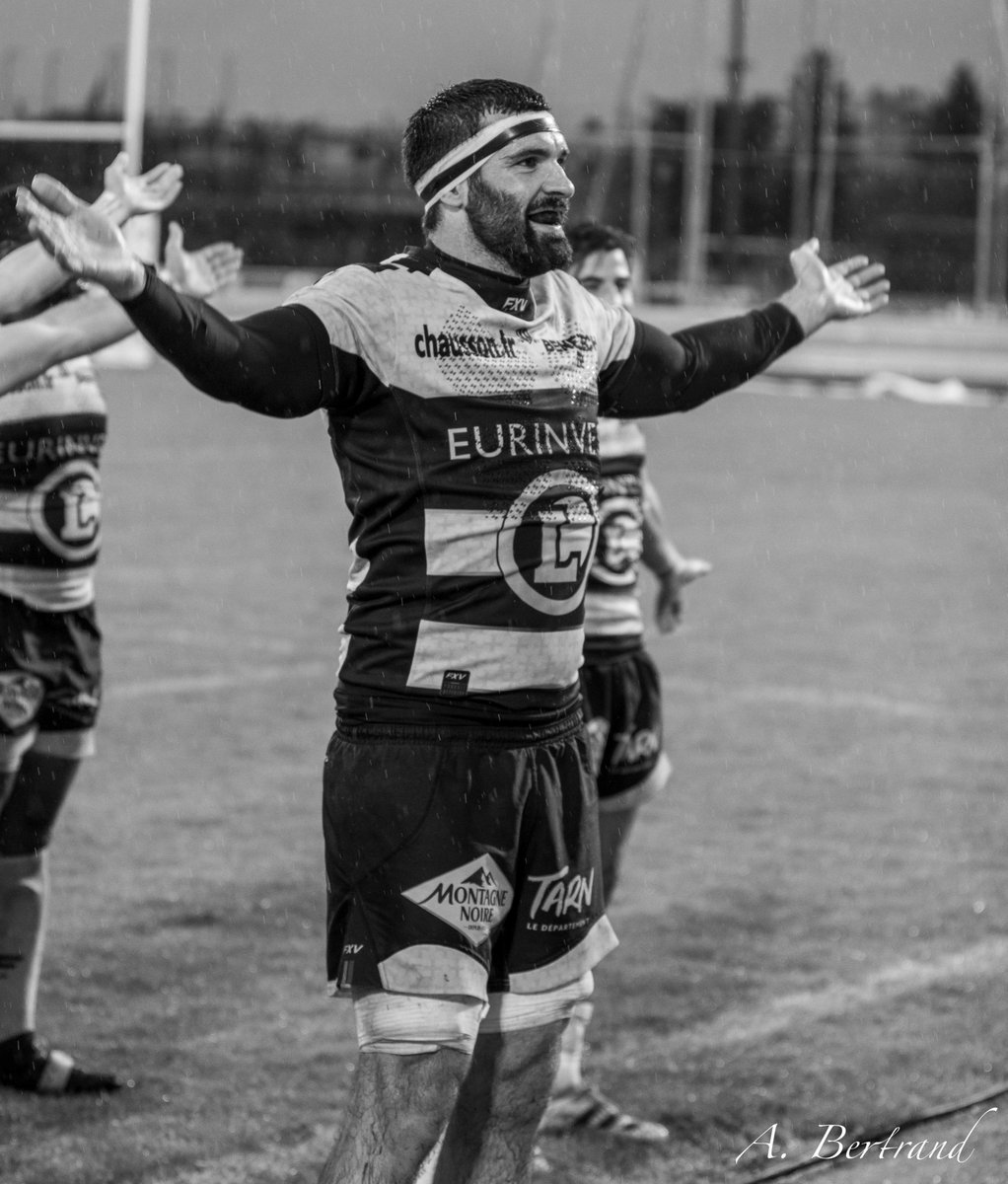 SCA_OFFICIEL's tweet photo. Dernier match de phase régulière pour notre Capitaine ! 🐝

Partage de joie et d'émotion pour Matthieu André et nos supporters avant de rentrer totalement dans ces phases finales 💛

#MerciMatthieu 🐝 https://t.co/rEJ168v39S