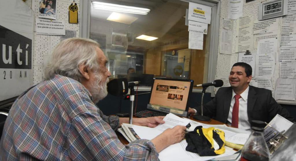 HVelazquezPy's tweet photo. En el Día del Periodista Paraguayo vine a felicitar a un referente histórico del periodismo nacional y un gran defensor de la democracia, el señor Humberto Rubin. Como somos del mismo club, tenía que regalarle la camiseta de nuestro querido Aborigen 😃 https://t.co/Ga3NbBmNnf