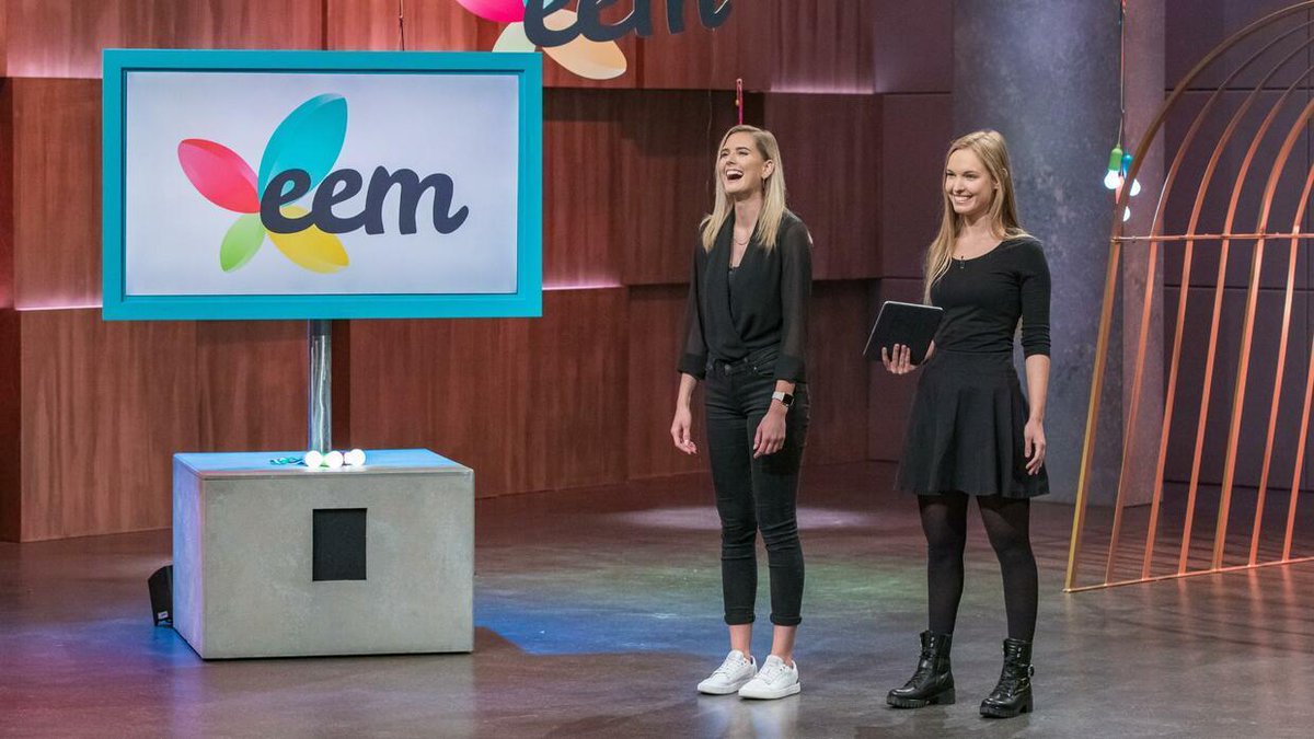 wiwo's tweet photo. Auf der Plattform #Xeem lösen Studenten in Teams Aufgaben, die Unternehmen ihnen stellen. Zündet die Idee, folgt möglicherweise ein Jobangebot. Bei #DHDL gewannen die Gründerinnen gleich drei Investoren für diese Idee. https://t.co/Ny7ibniZCV https://t.co/GgLh2AgFMp