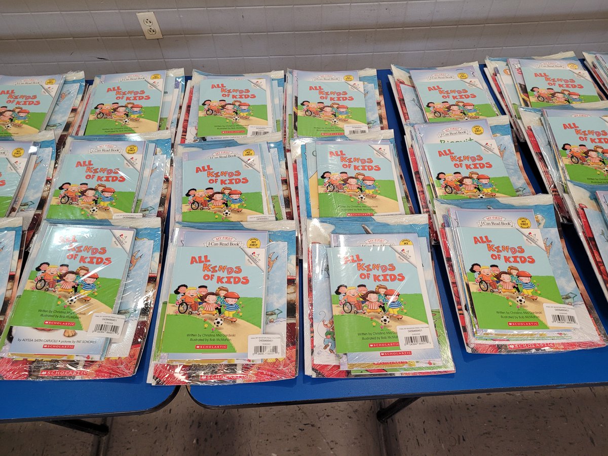 HartsfieldAES's tweet photo. Thanks to @BushHoustonLit and @HessCorporation EVERY scholar at Hartsfield received a bundle of brand new books to take home and add to their #MyHomeLibrary! https://t.co/bUyNDxvBB5