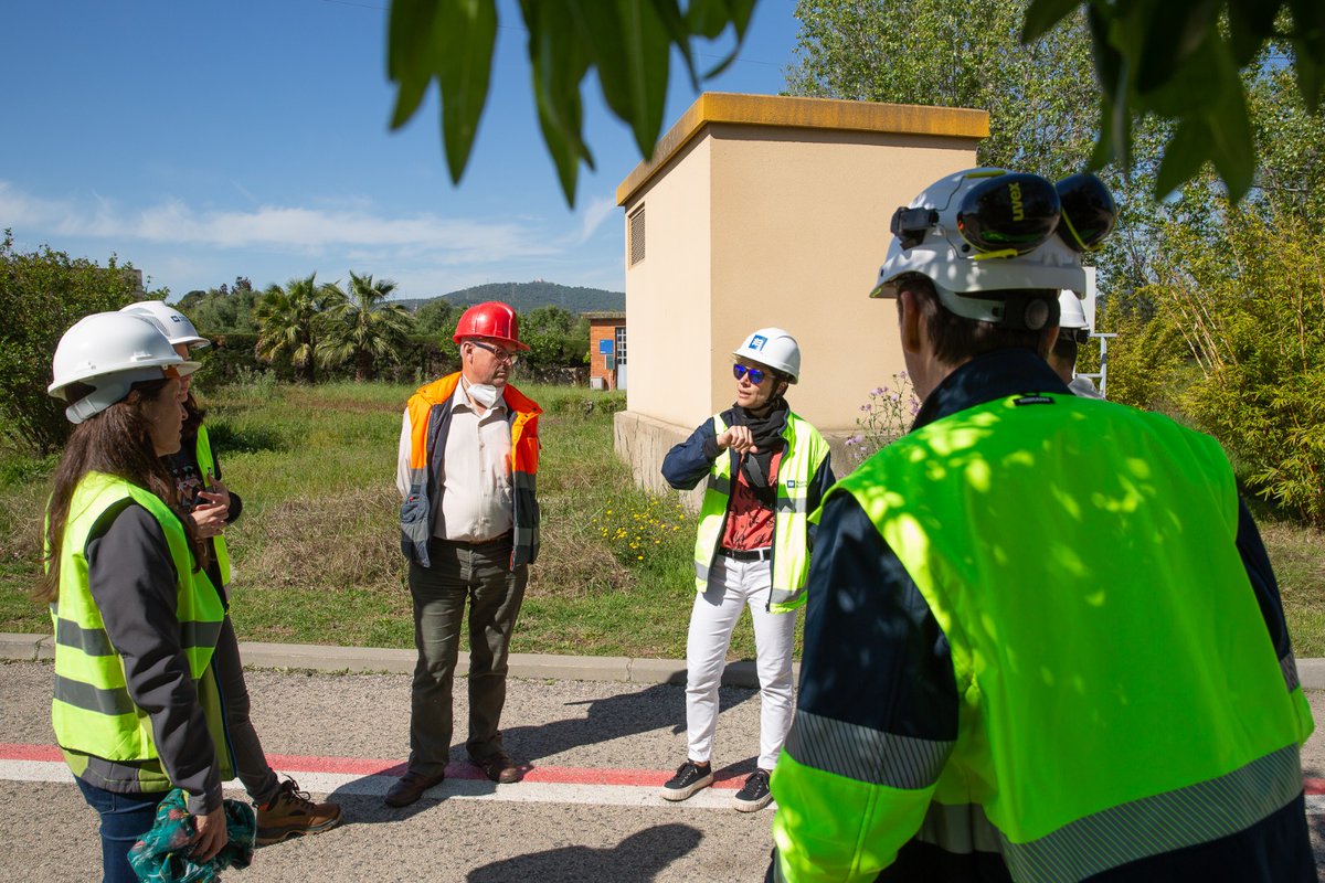 aiguesbcnclient's tweet photo. Avui hem compartit amb @AjSantBoi aprenentatges climàtics en l’àmbit de biodiversitat

Han conegut de 1a mà com preservem els espais verds lliures de fitosanitaris i com controlem les espècies invasores a les nostres plantes

Treballem plegats per promoure la biodiversitat! 🌿 https://t.co/lj1DoNupH1