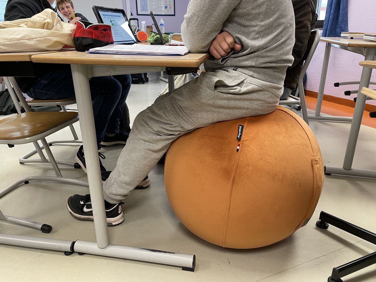 collegecerisy's tweet photo. #laclassefexible. La salle de mathématiques est équipée  @CDI_Cerisy pour y développer de nombreuses compétences #autonomie #initiative #coopération 👍#amanagementdesespaces https://t.co/zKVOyOxysr