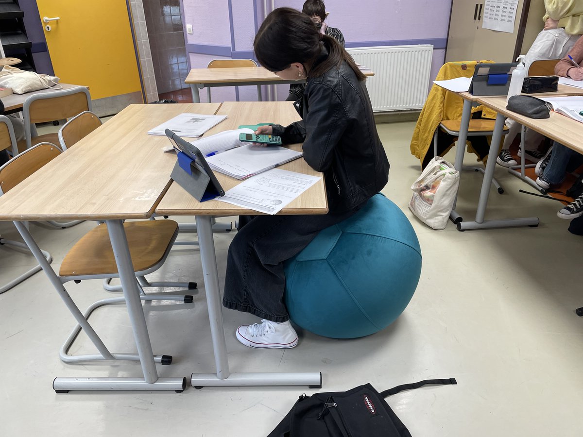 collegecerisy's tweet photo. #laclassefexible. La salle de mathématiques est équipée  @CDI_Cerisy pour y développer de nombreuses compétences #autonomie #initiative #coopération 👍#amanagementdesespaces https://t.co/zKVOyOxysr