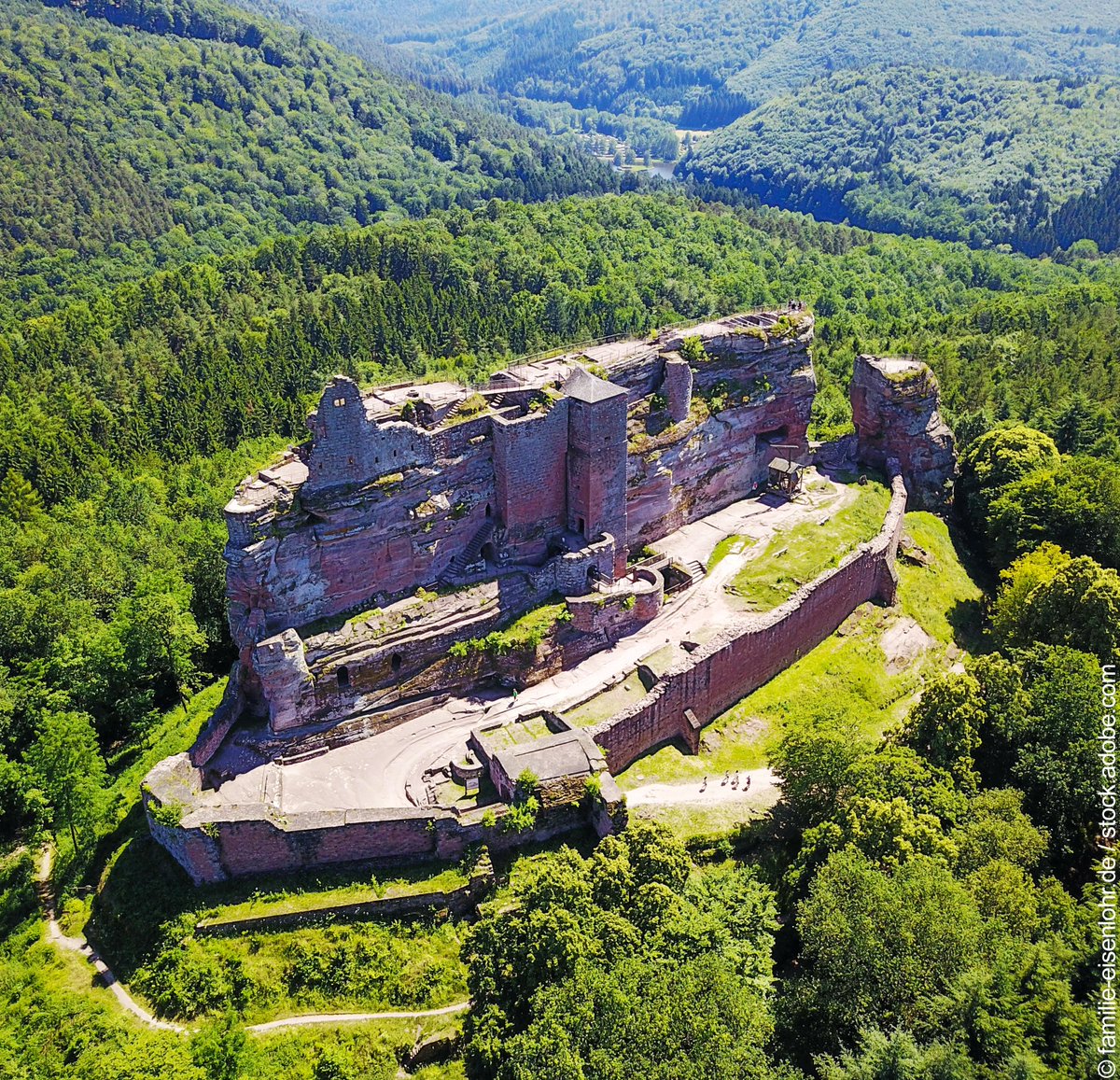 Alsace's tweet photo. #Alsace, terre de châteaux forts !! 🏰😍
https://t.co/wm7urjh6gm #VisitAlsace https://t.co/PXfPNJ10ED