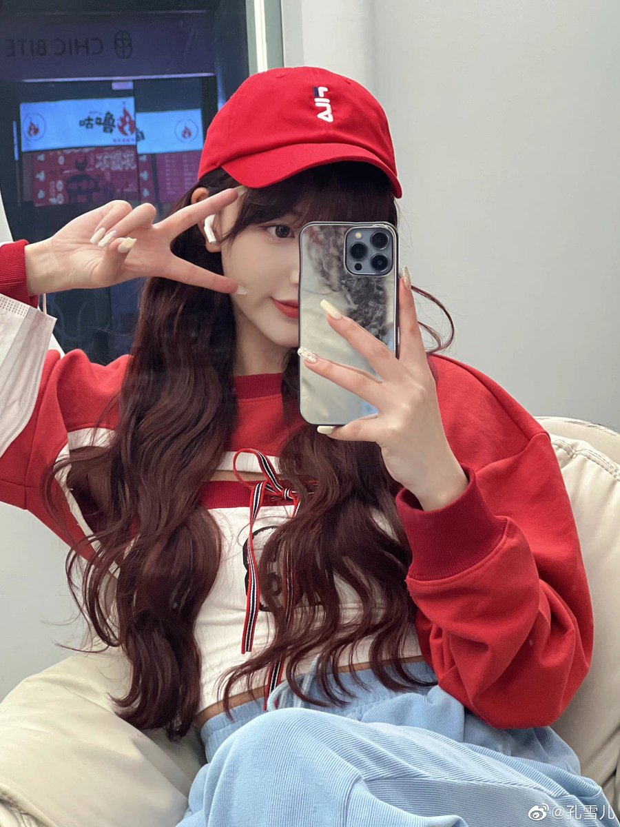 Snow_fanstation's tweet photo. 0426 Snow Weibo Update 

Mom’s cooking tastes super good ❤️ By the way, take a look at my new manicure 💅 😁

#KongXueer #SnowKong #孔雪儿 https://t.co/uPn4YKTe7z