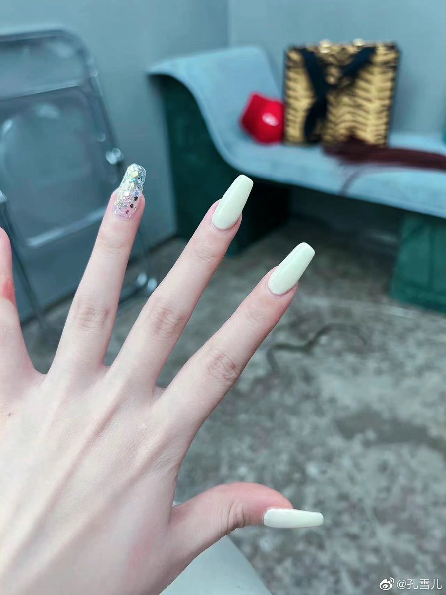 Snow_fanstation's tweet photo. 0426 Snow Weibo Update 

Mom’s cooking tastes super good ❤️ By the way, take a look at my new manicure 💅 😁

#KongXueer #SnowKong #孔雪儿 https://t.co/CnoAmwRV7L