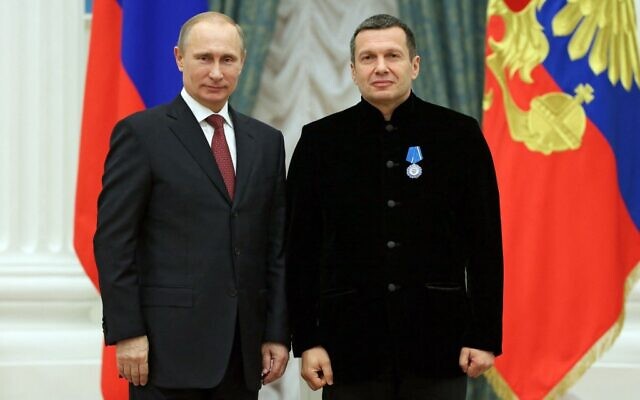 XyzContagion's tweet photo. Οι ρωσικές μυστικές υπηρεσίες έδωσαν στη δημοσιότητα βίντεο από την ανακάλυψη μιας γιάφκας «άκρως επι��ίνδυνων Ουκρανών νεοναζί τρομοκρατών εκτελεστών» που είχαν βάλει σε εφαρμογή σχέδιο για να δολοφονήσουν γνωστό ρωσόφιλο κρεμλινικό παρουσιαστή της TV, τον Vladimir Solovyov. https://t.co/GgFBnVwZzQ