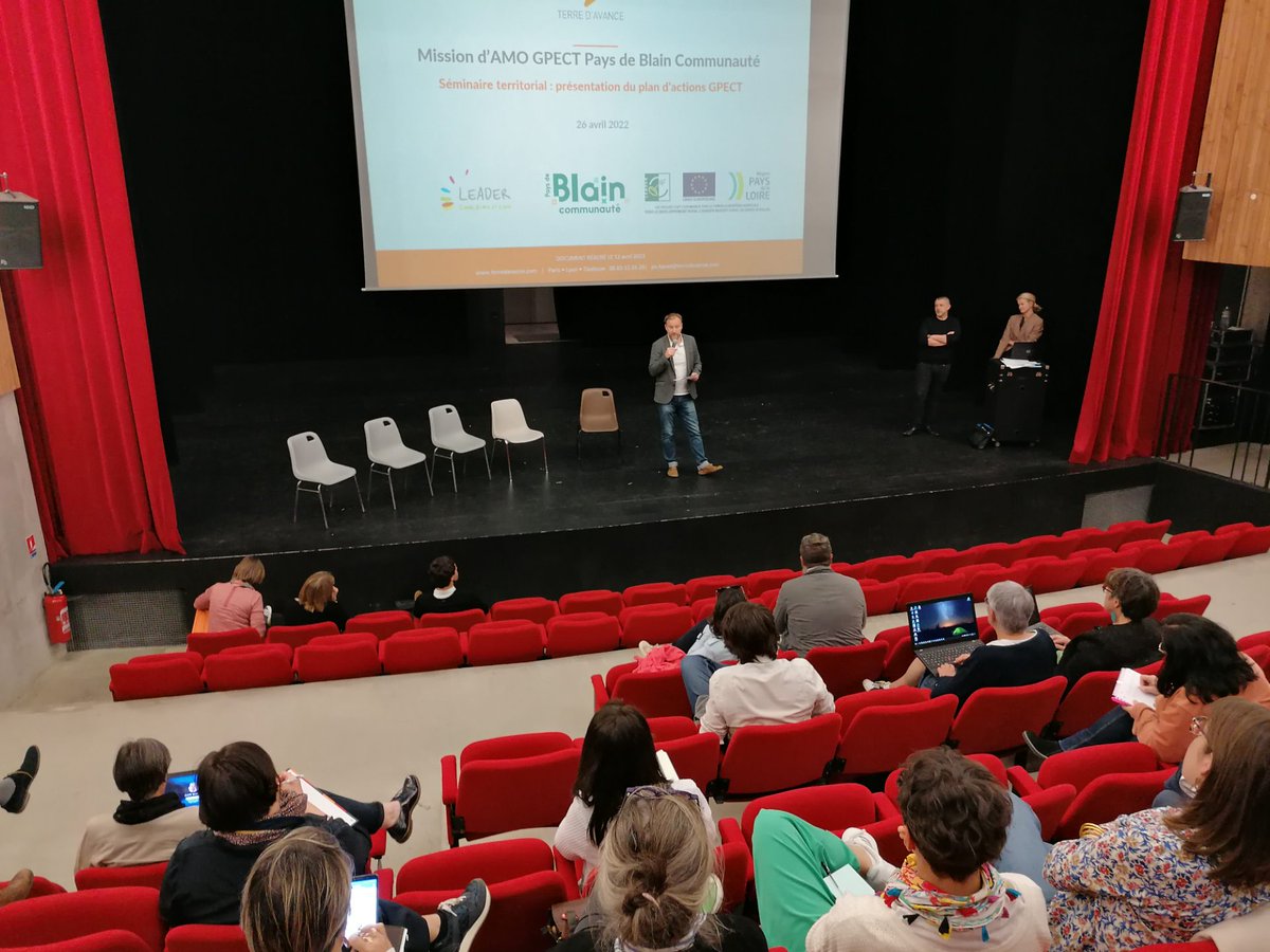 paysdeblain's tweet photo. C'EST OFFICIEL 📣| La #GPECT est lancée 💼! Nicolas OUDAERT, VP en charge du développement économique présente aux acteurs locaux le plan d'actions qui sera conduit demain en matière d' #emploi de #recrutement et de #formation🤝sur le @paysdeblain https://t.co/B7Vp2JbM7O