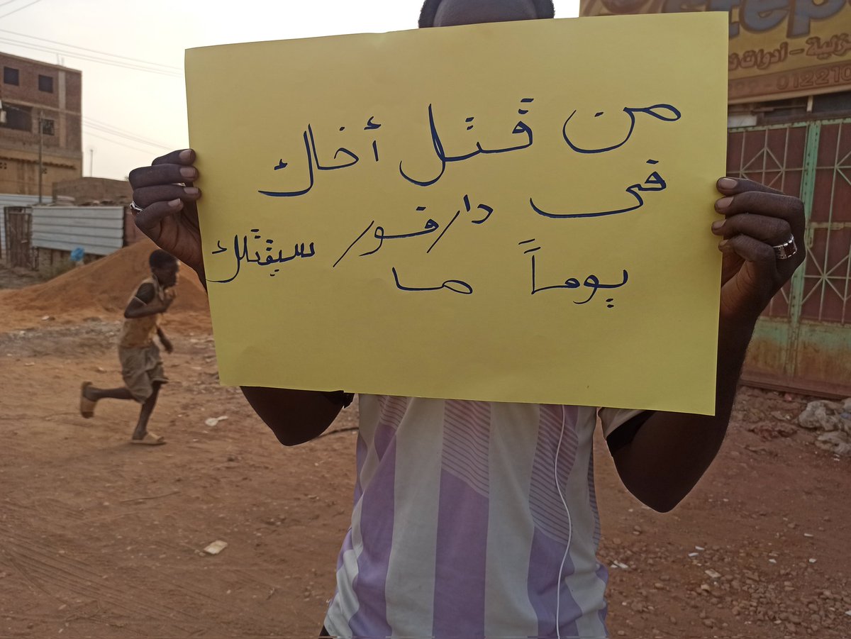 morb3aat's tweet photo. الوقفة الإحتجاجية لتنسيقية لجان مقاومة المربعات تضامنا مع مواطن غرب دارفور واستنكارا للأحداث الجارية بالولاية .
#كرينك_تنزف 
#ميثاق_تأسيس_سلطة_الشعب 
#كل_البلد_دارفور 
#مليونية_٢٩_رمضان https://t.co/oc5GpkFbyU