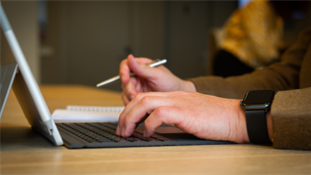 Op zoek naar een functie met maatschappelijk impact? Als Beleidsmedewerker Kwaliteit focus jij je op kwaliteit en beleid en draag je bij aan het beheersen van risico’s binnen regio Rotterdam-Rijnmond. Interesse? Kijk op werkenbijvrr.nl onder Risico en Crisisbeheersing.